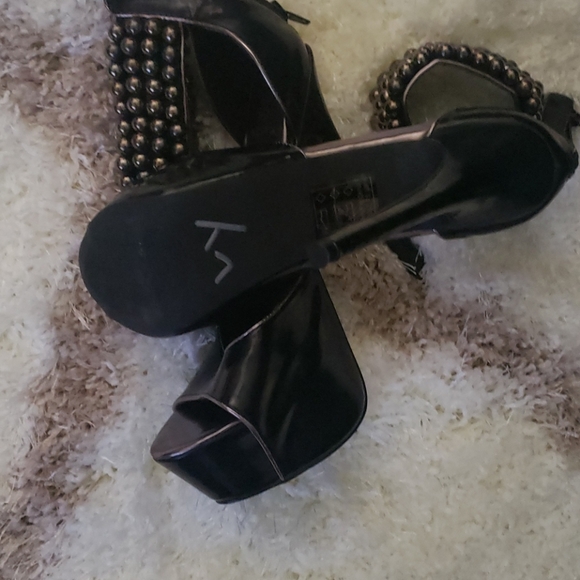 SHOES - Picture 3 of 3